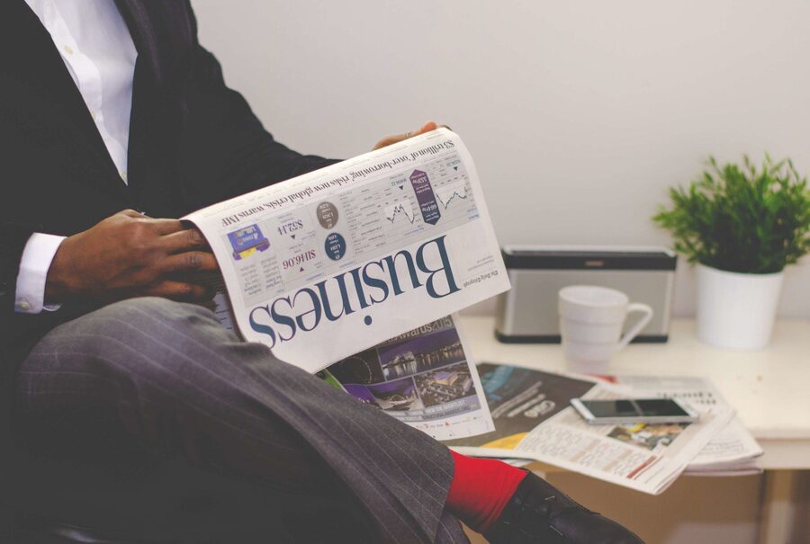 Person liest den Business-Teil einer Zeitung